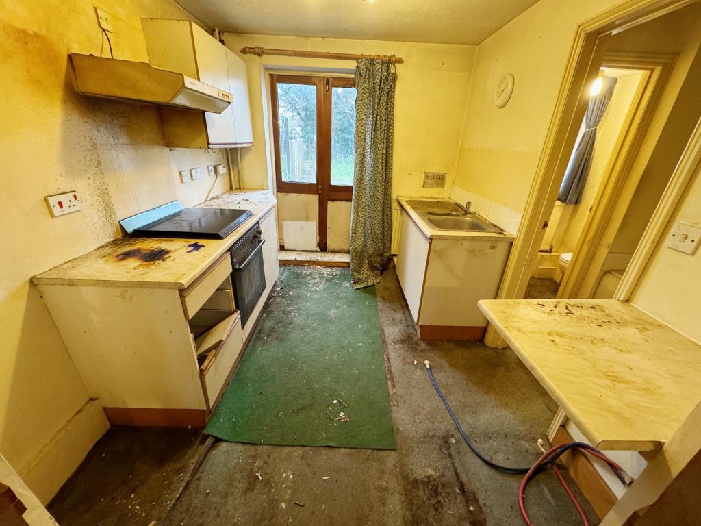 Lot: 130 - GARDEN FLAT CLOSE TO TOWN CENTRE - Kitchen